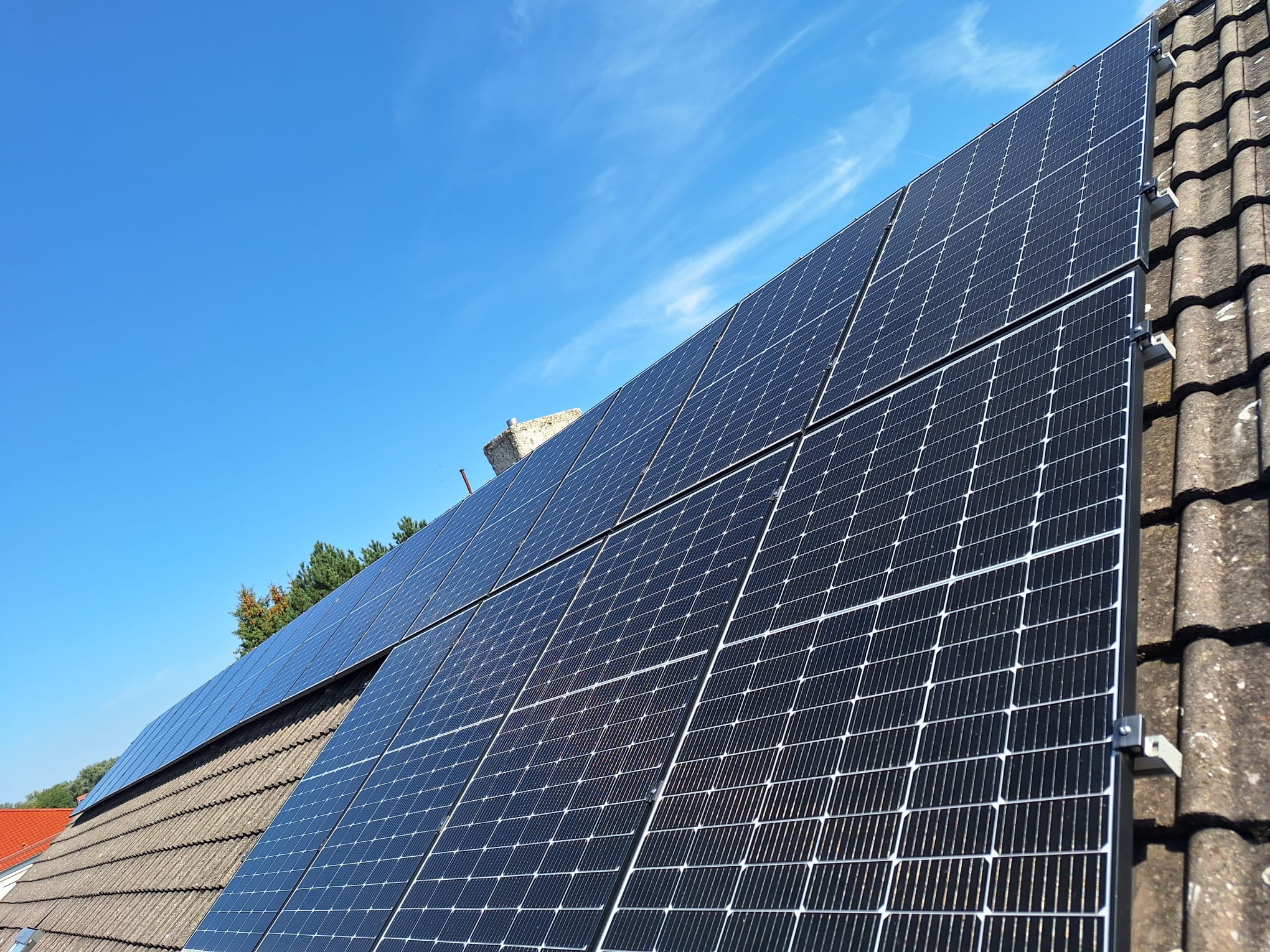 IBS installer mounting solar panels